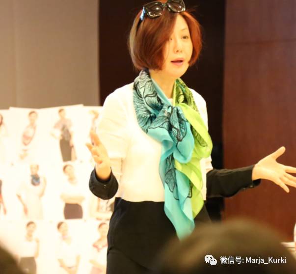 外交官夫人告诉你可以没有名牌包，但这个单品不能少！