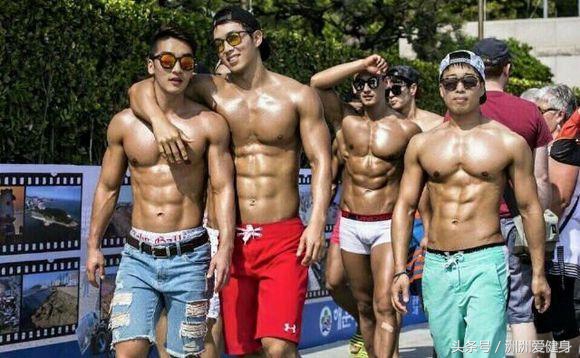 普通小孩的肌肉和肌肉男小孩对比,同样身高的肌肉男和普通人对比