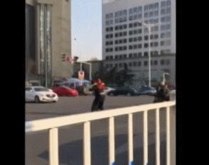 广场舞大妈跳舞把音响给砸了,大妈跳广场舞扰民音响被秀砸