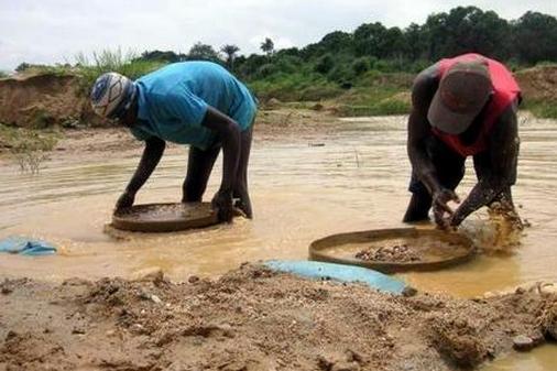 沙滩上偶然发现一个奇怪的石头,在野外意外发现巨大钻石