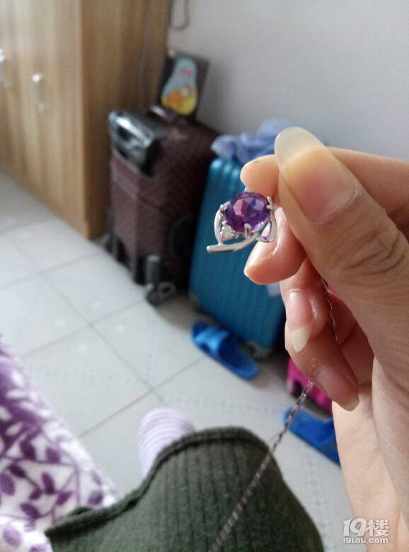 杭州姑娘逛河坊街,浙江杭州一女孩买黄金项链