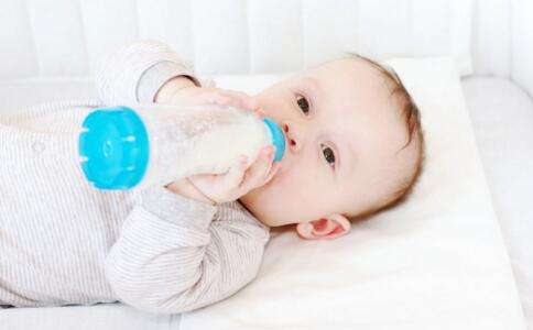 宝宝喝奶粉上火怎么办呢,宝宝喝奶粉上火可以配什么降火