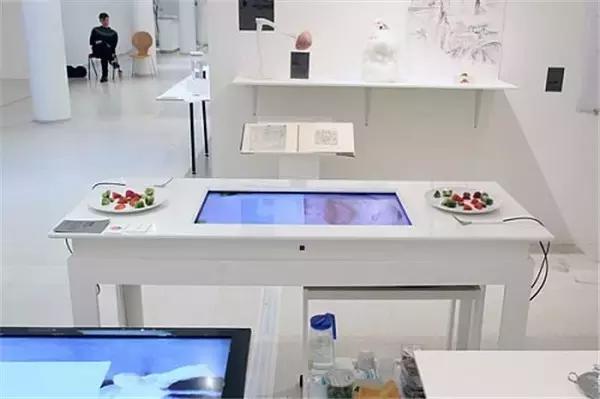 小朋友把手放下去捡玩具,小朋友把手放玩具