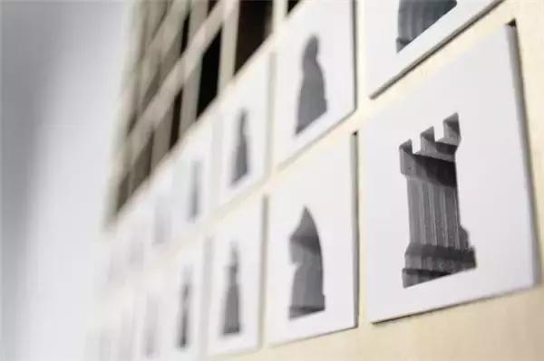 小朋友把手放下去捡玩具,小朋友把手放玩具