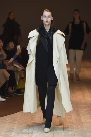 欧阳娜娜巴黎世家帽,巴黎世家欧阳娜娜同款