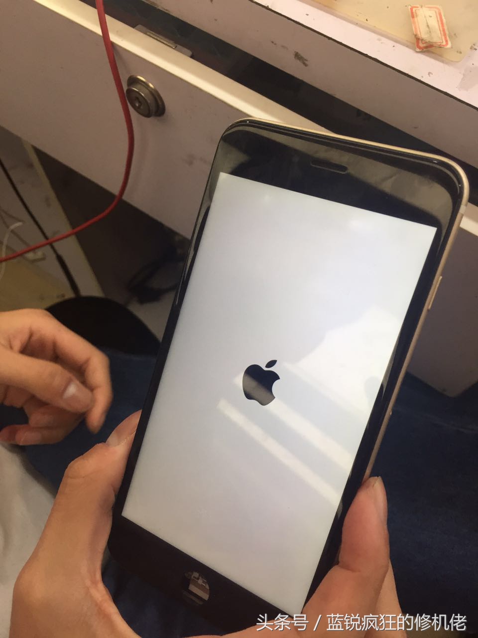 手机进水不开机一周内能抢救吗,手机进水开机键失灵