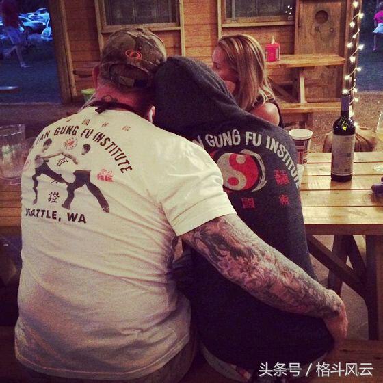 卢瑟夫和米兹拉娜,wwe拉娜跪地向卢瑟夫认错