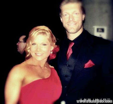 卢瑟夫和米兹拉娜,wwe拉娜跪地向卢瑟夫认错