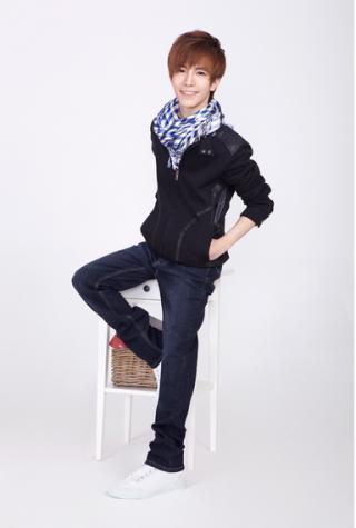 矮个子微胖男生穿衣搭配,矮个子男生怎么穿西装显高