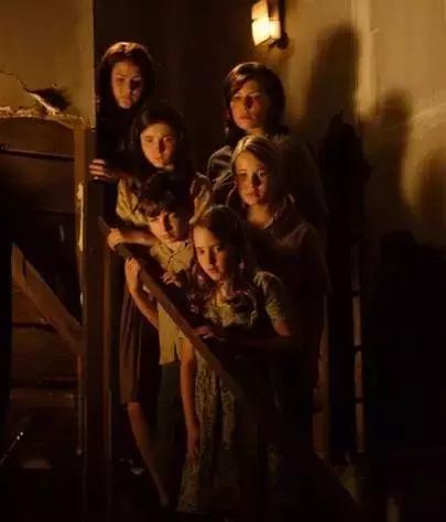 面对这个少女，全镇的人都成了*兽禽**