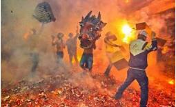 元宵节，在这里的鞭炮是这样玩的，看着都痛呀