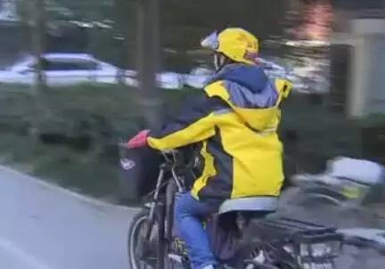 上海男子和妹妹说：给爸妈送终的事就交给你了！半个月有人在一条河里发现了他！