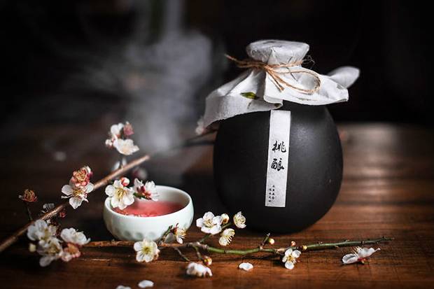 一口鲜澈的桃花醉，仿佛春色就在唇边