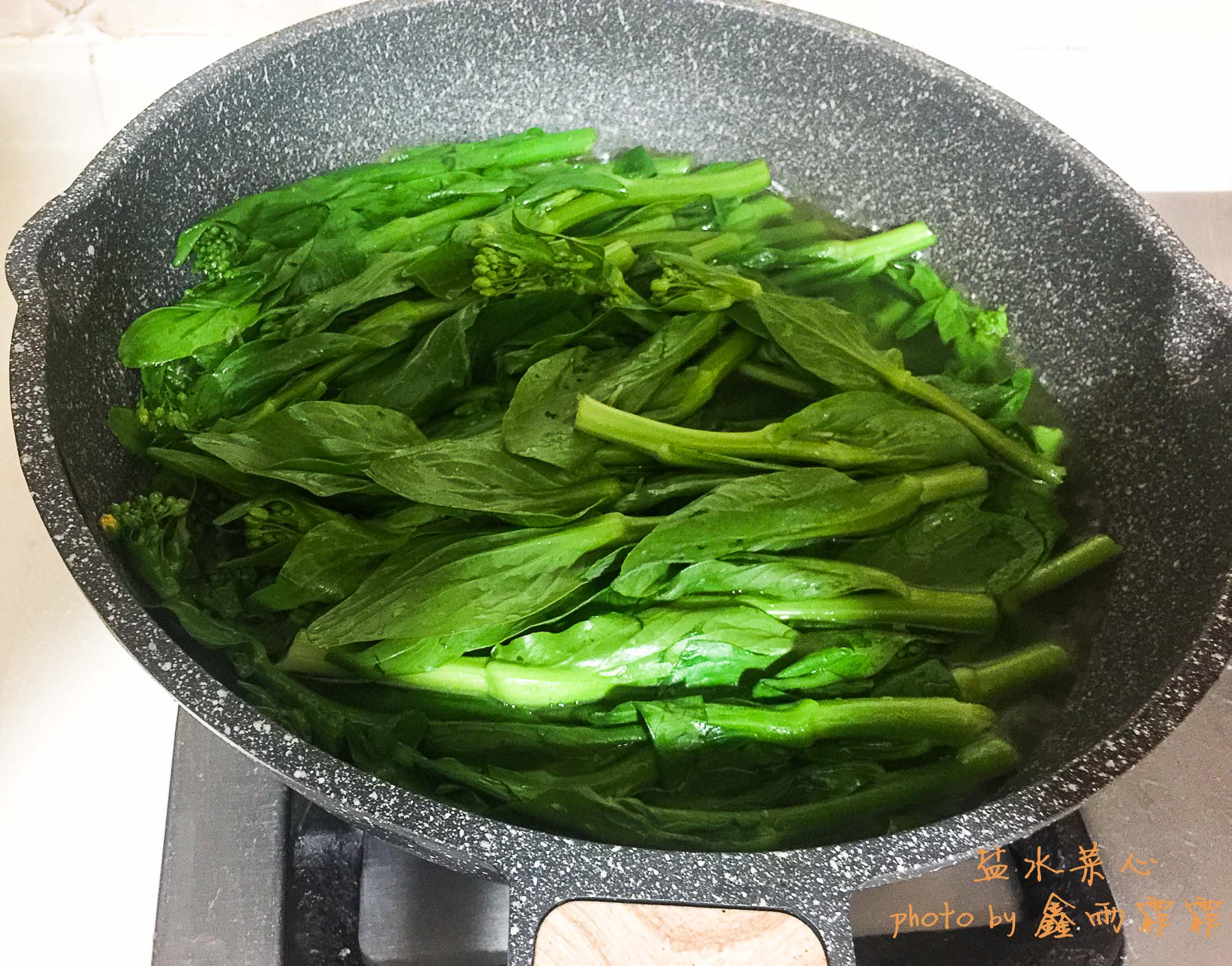 青菜怎样焯水不变黄,种的青菜刚出来就发黄什么原因