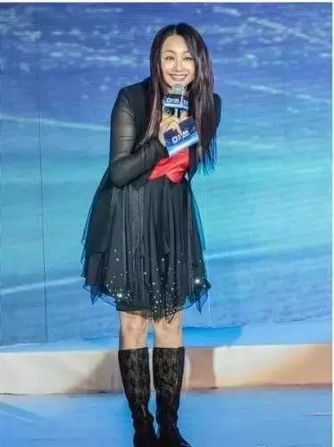 天啊,童年女神脸尖到不敢认,这是老了还是整容?