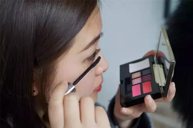 怎么样贴假睫毛才是正确的,贴假睫毛原来如此简单