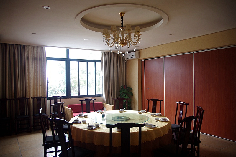 又一只外酥里嫩的烤全羊出炉了,这家的烤全羊最好吃又香又脆