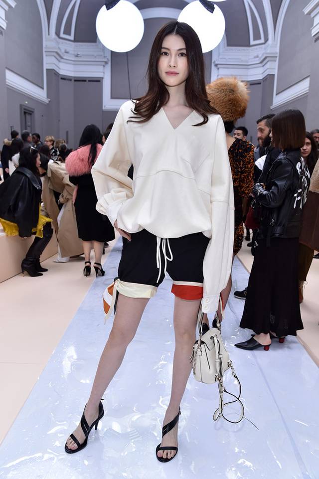 明星时装周观秀状态,巴黎时装周明星看秀的意义