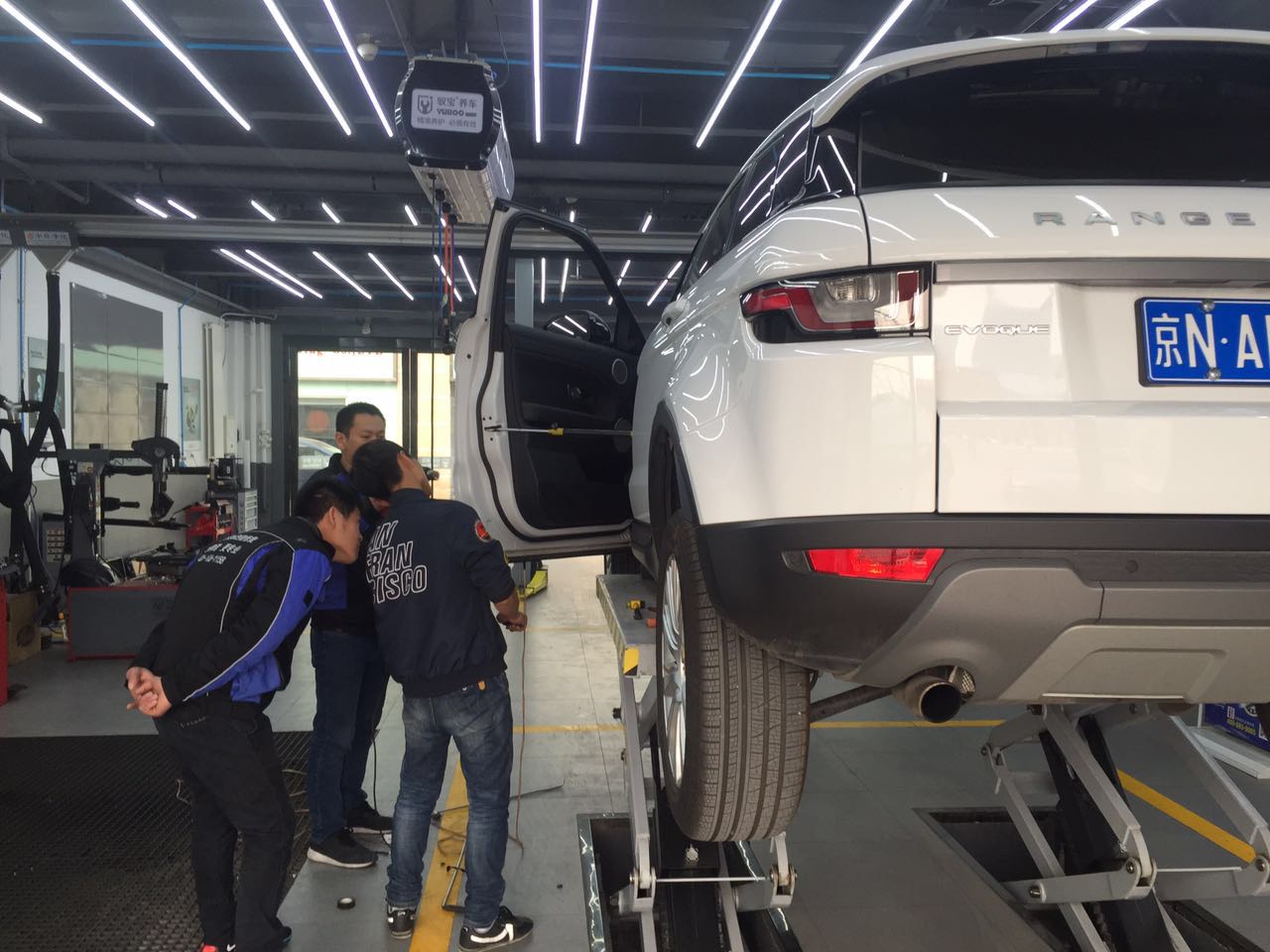 现场实拍：路虎极光车门小坑怎么修不伤原车漆