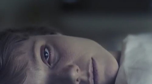 19岁女大学生失眠30晚藏入地窖自杀，被发现后接受电疗获新生