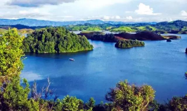 泼水节云南德宏游客视角,德宏泼水节孔雀舞申报吉尼斯纪录