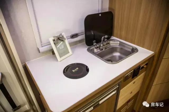 轻卡房车对比c型房车,大通房车c型单拓展房车