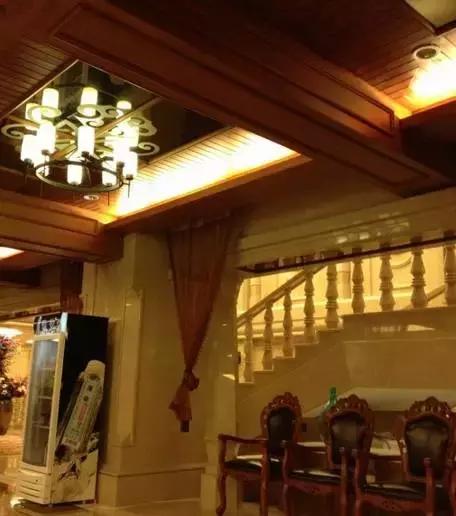 一起泡温泉的奢侈的享受,夏日一起泡温泉