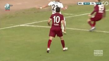 足球搞笑gif门将,足球过人搞笑集锦gif