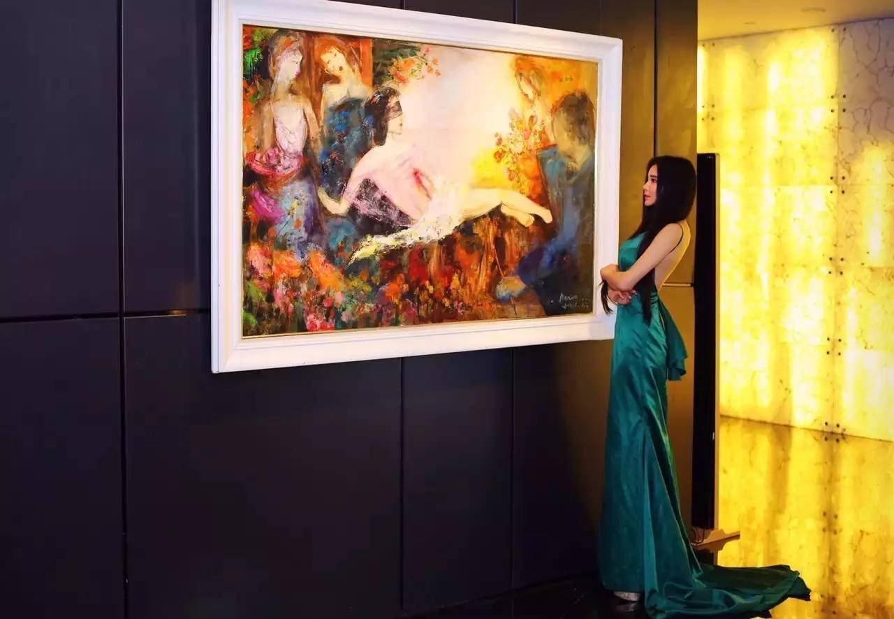 跟着艺术家学穿搭,跟艺术家学穿搭三组时髦颜色