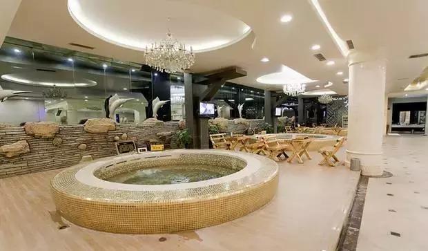 一起泡温泉的奢侈的享受,夏日一起泡温泉