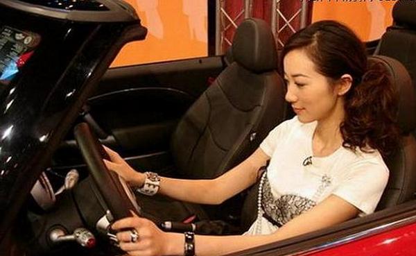 背景神秘的她出道从不拍吻戏,私底下十分富有,座驾却无比低调