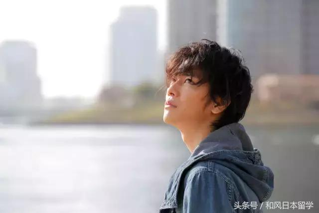 佐藤健生活中究竟是个什么样的人,佐藤健被评为最想拥有的容貌之一