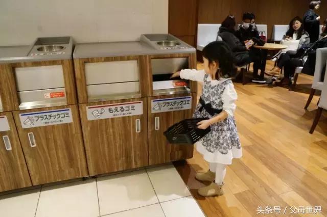 一个从来没用过童车的爸爸抱着孩子去日本水族馆吓人了!