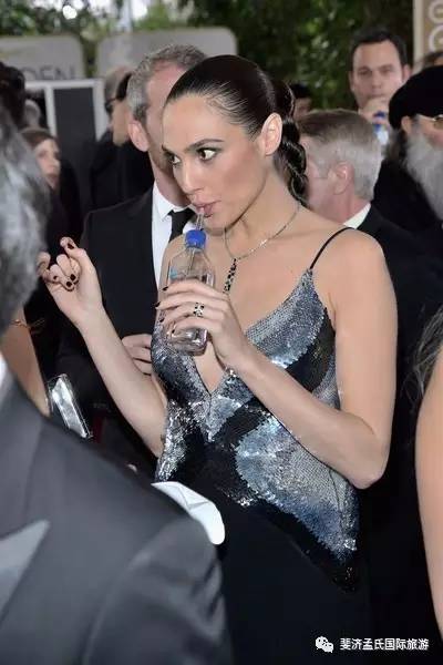 「每滴水都环保」的Fijiwater