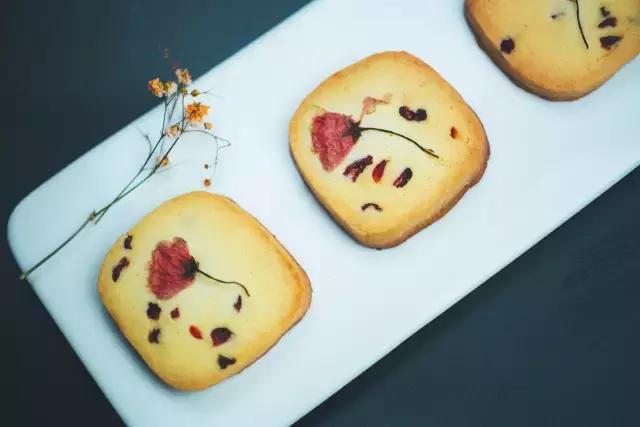 她用只卖7天的芝士条征服明星，如今带着纯手工的磅蛋糕降临魔都