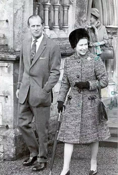 英国女王背双肩包,英国女王的爱马仕包包