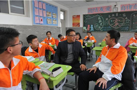 他们为什么会得到这样的评价：最好的老师，最亲的“爸爸”？