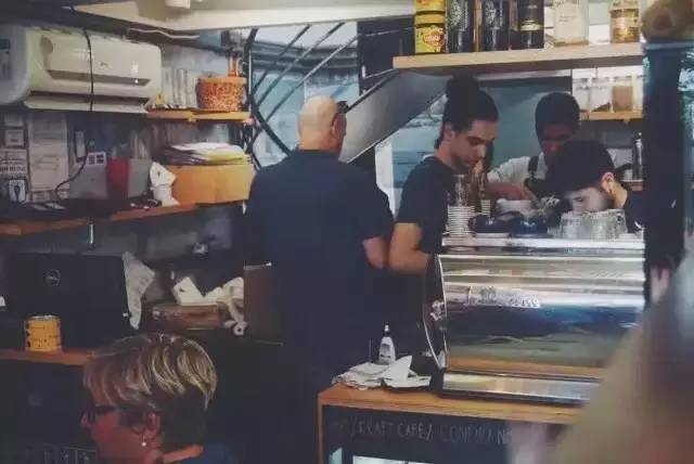 去年夏天，他几乎花光了全部积蓄流浪巴西，去了这些自由有趣的咖啡馆