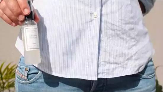 衣服皱巴巴的咋能穿出门,衣服皱起来了不用熨斗怎么弄平