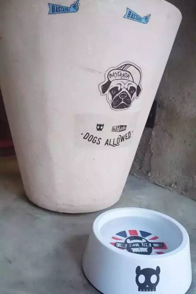 去年夏天，他几乎花光了全部积蓄流浪巴西，去了这些自由有趣的咖啡馆