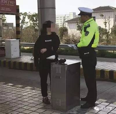 「本地新闻」男子因驾校不打折，竟做出如此任性的事……