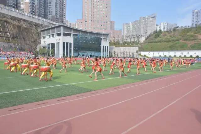 这一群中小学生像职业球员一样在踢球！