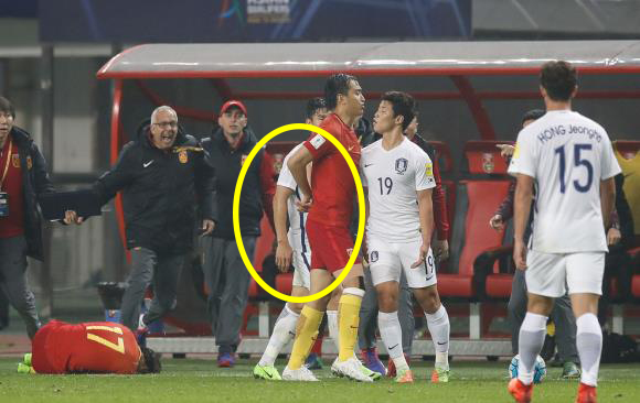 韩国队员恶意犯规被暴打,韩国球员被揍名场面足球