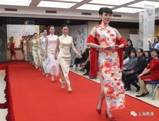 这群楼宇上班族不但穿旗袍还将玩旗袍进行到底！