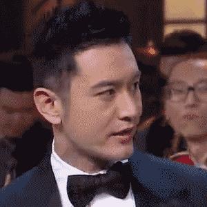 姑娘,别再抬脚了,整个车厢都弥漫着你臭袜子的味道