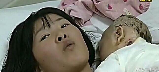 母亲带孩子到锅边玩,妈妈带两孩子到锅边玩