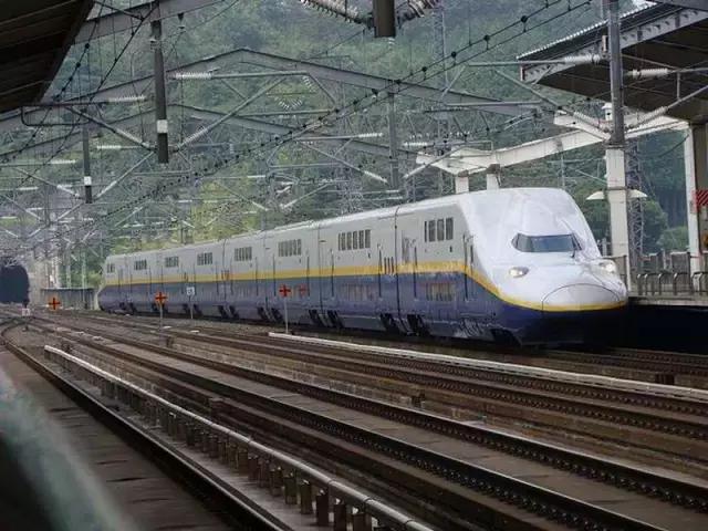 日本的高铁列车的样子,日本的高铁
