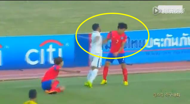 韩国队员恶意犯规被暴打,韩国球员被揍名场面足球