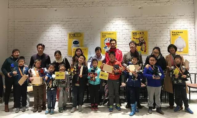 这个厉害了，厦门四个大学生造了一个钢铁侠