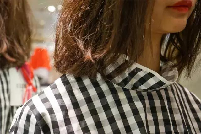 不敢去大牌店试衣服的年轻姑娘，可能永远不知道自己有多美